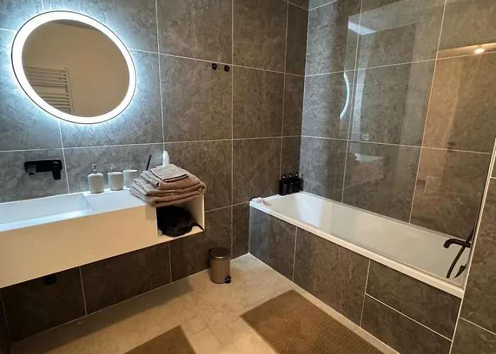Apartmán Stylish 2br Monaco Border Flat, Terrace & Parking